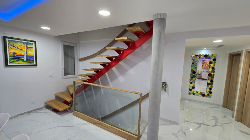 0000.1.escalier-metallique-red.jpg